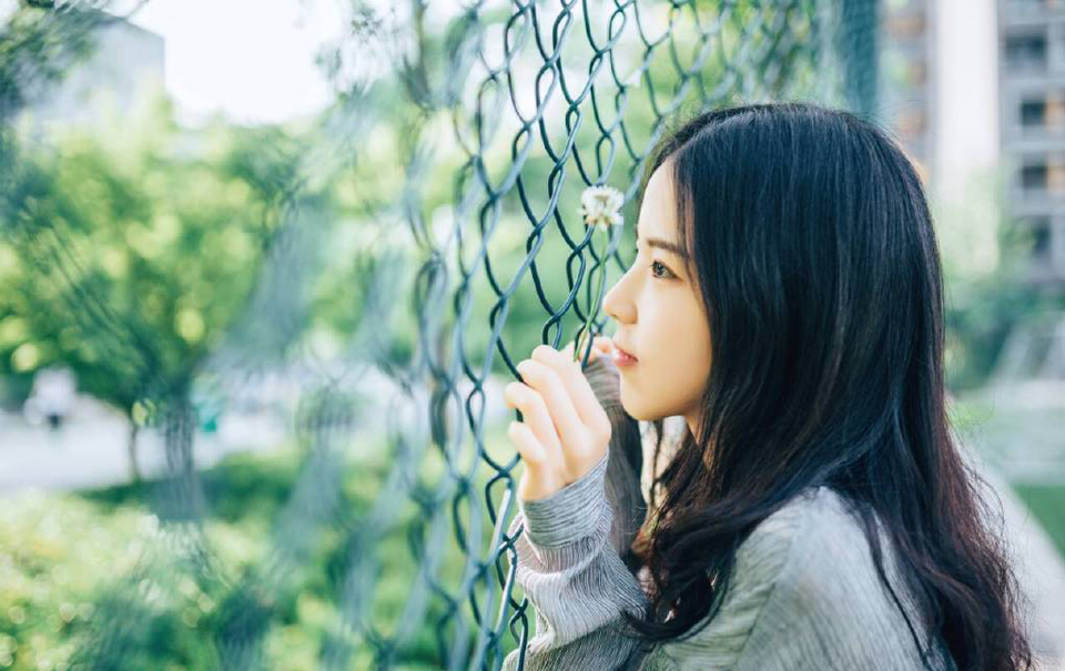 “如果夫君不小气的话，姐姐就真该担忧你的将来了。”大乔苦笑道，如果吕布真的一点反应都没有，那就证明，小乔在吕布眼里，依旧是个玩物，现在整个乔家都迁来了长安，仰吕布鼻息生存，如果他们姐妹失宠了，那对乔家来说，就是一个巨大的打击，就算吕布不去对付乔家，也不会再关照，那些嗅觉敏锐的政客们绝对不会放过这个打击乔家的机会。